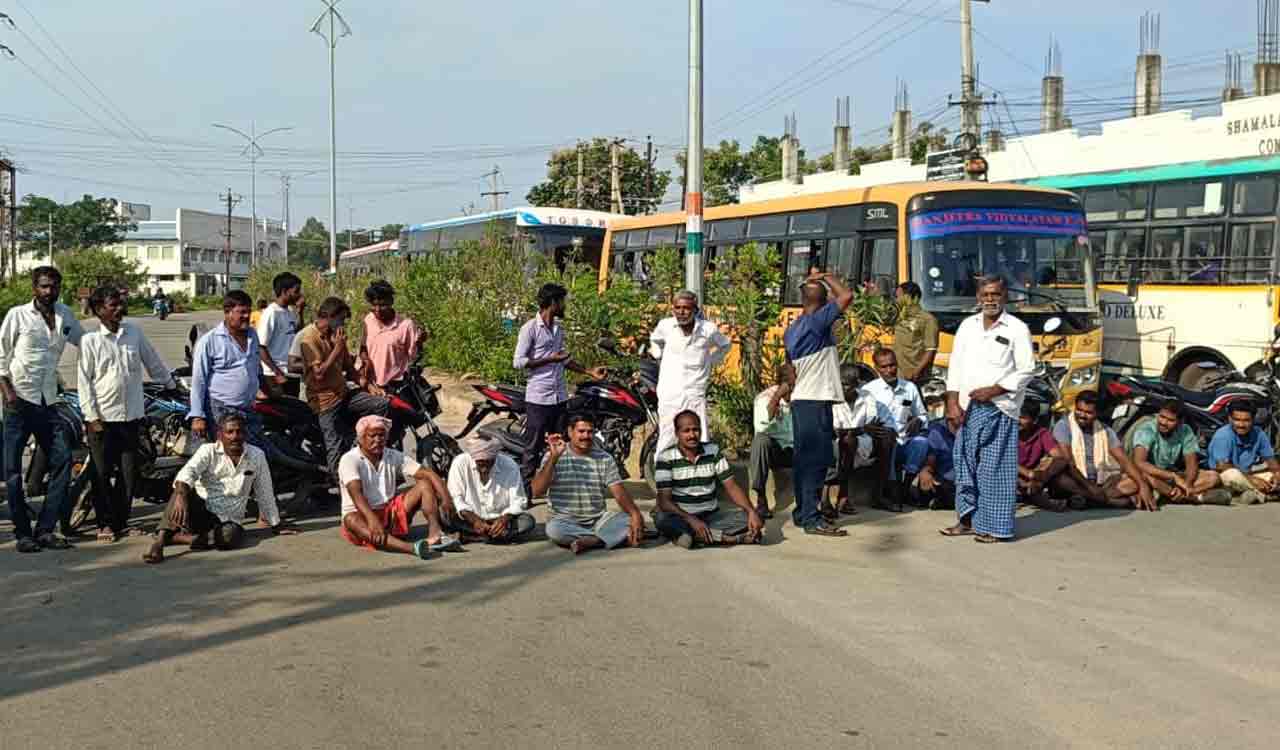 Medak: Ramayampet Farmers Protest Unscheduled Power Cuts